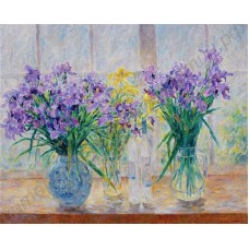 Натюрморт: фиолетовые цветы в хрустальных вазах, выполненный маслом на холсте